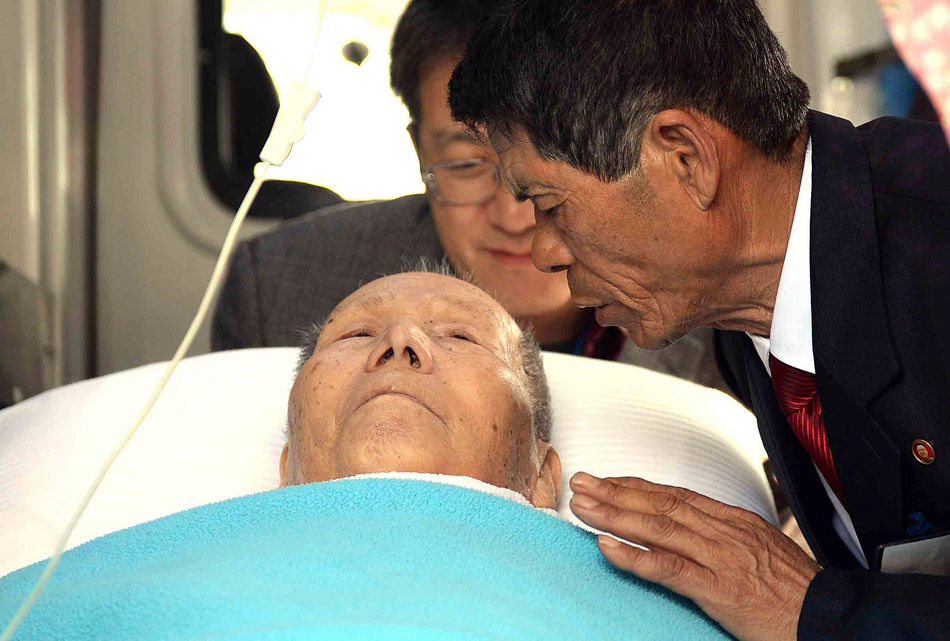 61歲的朝鮮男子Kim Jin Cheon看望他生活在南韓的91歲的父親。