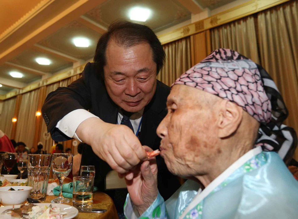 南韓男子和他生活在朝鮮的92歲的叔叔。