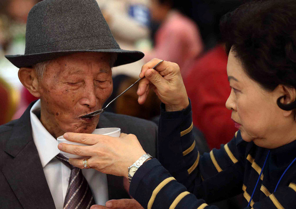87歲的朝鮮男子Namgung Ryu和他生活在南韓的女兒Namgung Bong-ja。