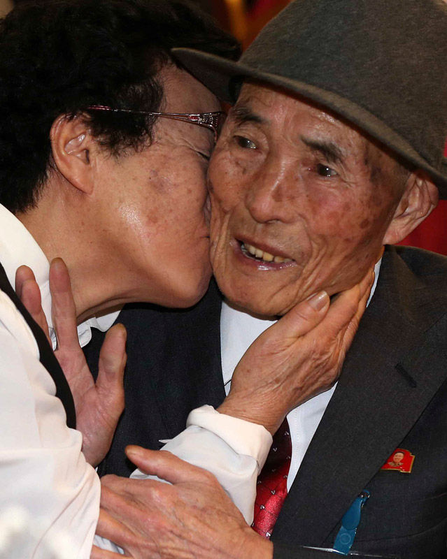 來自南韓的Yu Keun-bae親吻在朝鮮居住的81歲哥哥。
