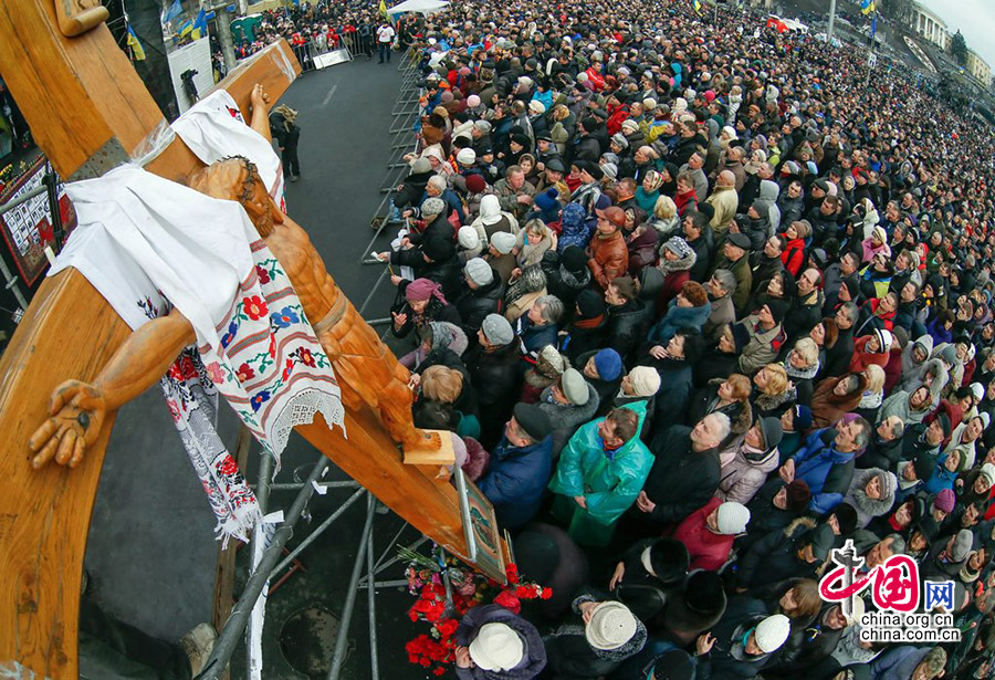 当地时间2014年2月23日，乌克兰基辅，乌克兰民众赴独立广场哀悼遇难者，反政府示威者在独立广场守卫。据报道，乌克兰议会23日投票决定，由新议长图尔奇诺夫暂时履行总统职责。