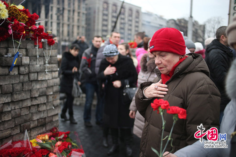 当地时间2014年2月23日，乌克兰基辅，大批民众来到独立广场，并向遇难者致哀。据报道，乌克兰议会23日投票决定，由新议长图尔奇诺夫暂时履行总统职责。