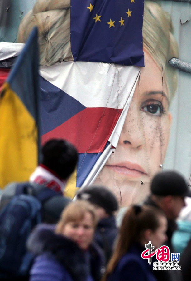 当地时间2014年2月23日，乌克兰基辅，独立广场出现绘有前总理季莫申科画像的横幅。据报道，乌克兰议会23日投票决定，由新议长图尔奇诺夫暂时履行总统职责。