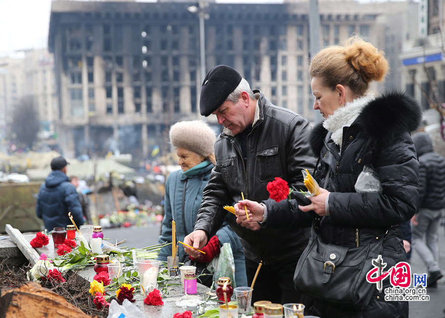 当地时间2014年2月23日，乌克兰基辅，大批民众来到独立广场，并向遇难者致哀。据报道，乌克兰议会23日投票决定，由新议长图尔奇诺夫暂时履行总统职责。