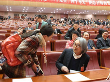 周星驰现身广东政协开幕式遭围堵[组图]