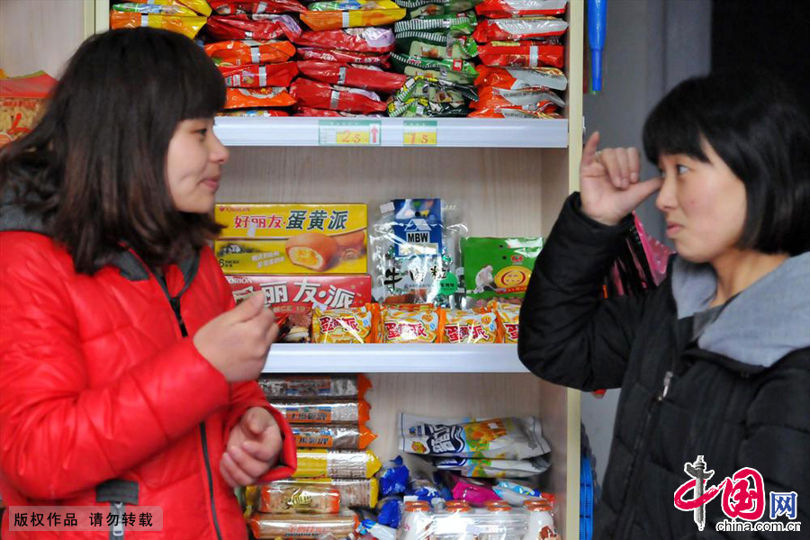 姐妹俩在店里对顾客的需求有时候也需要相互沟通，通常都通过手语。中国网图片库 葛传红/摄