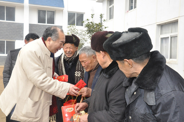 全国人大代表周森慰问大别山革命老区