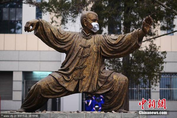 雾霾:北京大学名人雕塑被戴口罩