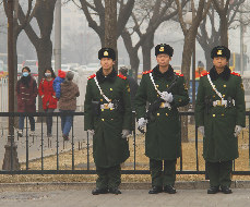 圖為長安街武警官兵執(zhí)勤站崗。