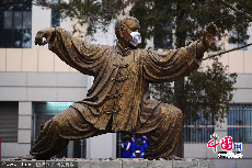 2014年02月22日，北京嚴重霧霾，北大校園裏的雕塑被戴上了口罩，圖為雕塑太極。