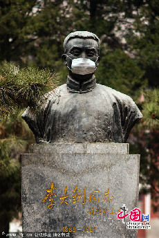 2014年02月22日，北京严重雾霾，北大校园里的雕塑被戴上了口罩，图为雕塑李大钊。