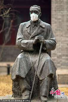 2014年02月22日，北京严重雾霾，北大校园里的雕塑被戴上了口罩，图为雕塑陈岱孙（中国当代杰出经济学家）。