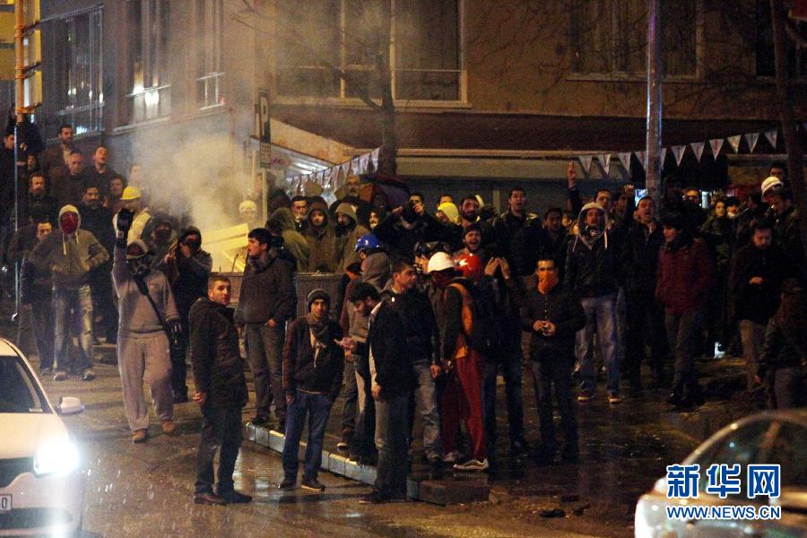 土耳其爆发全国性抗议游行要求政府下台