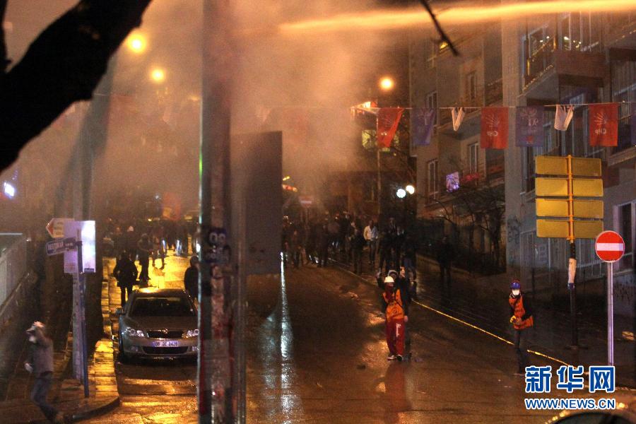 土耳其爆发全国性抗议游行要求政府下台