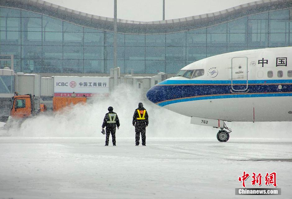连续降雪25小时 乌鲁木齐机场八度关闭