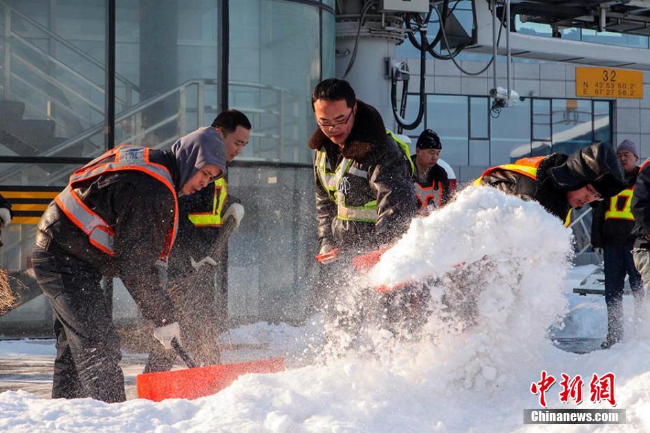 連續降雪25小時 烏魯木齊機場八度關閉