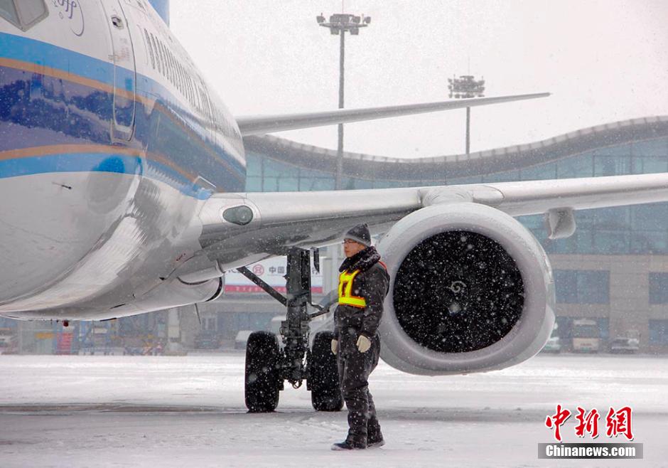 連續降雪25小時 烏魯木齊機場八度關閉