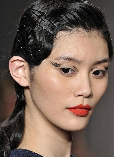 国际化妆师怎样化妆 别致猫眼妆冲击t台视觉