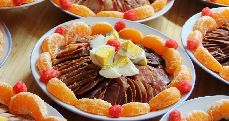 在江西省遂川县每逢做喜事，用猪里的猪肝、香肠、猪舌等猪腊味与咸鸡蛋拼成一道拼盘菜招待亲朋好友。