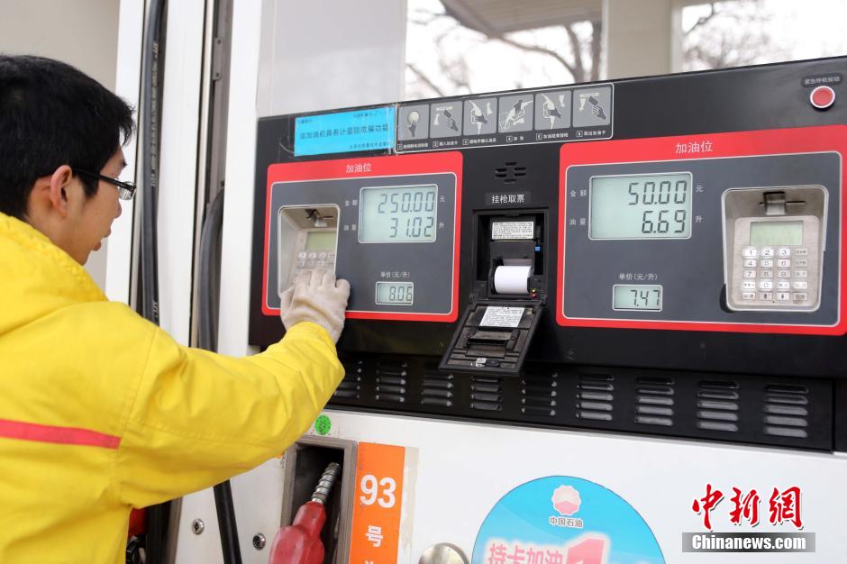 中國成品油價迎2014年首漲