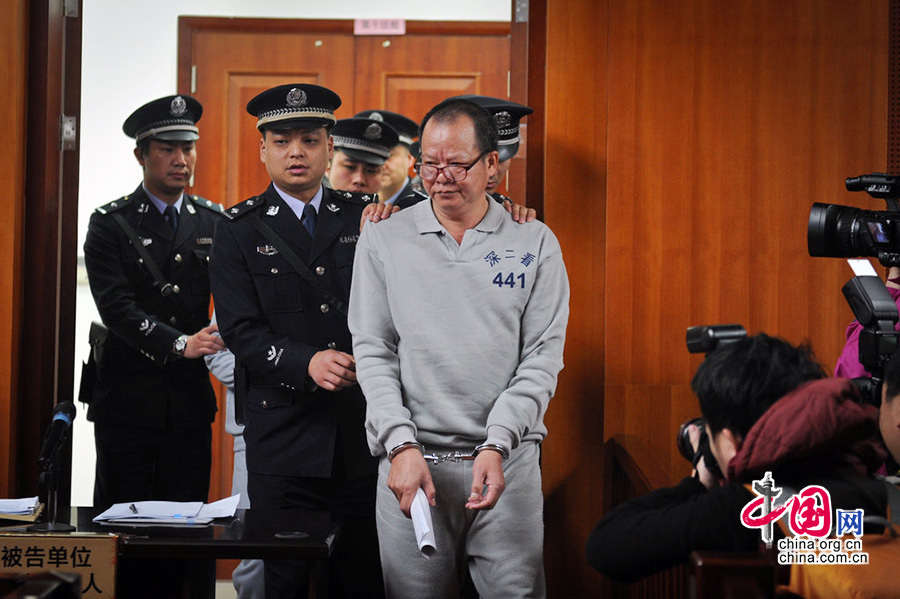2014年02月26日，广东省深圳市，周伟思被法警带入审判庭。