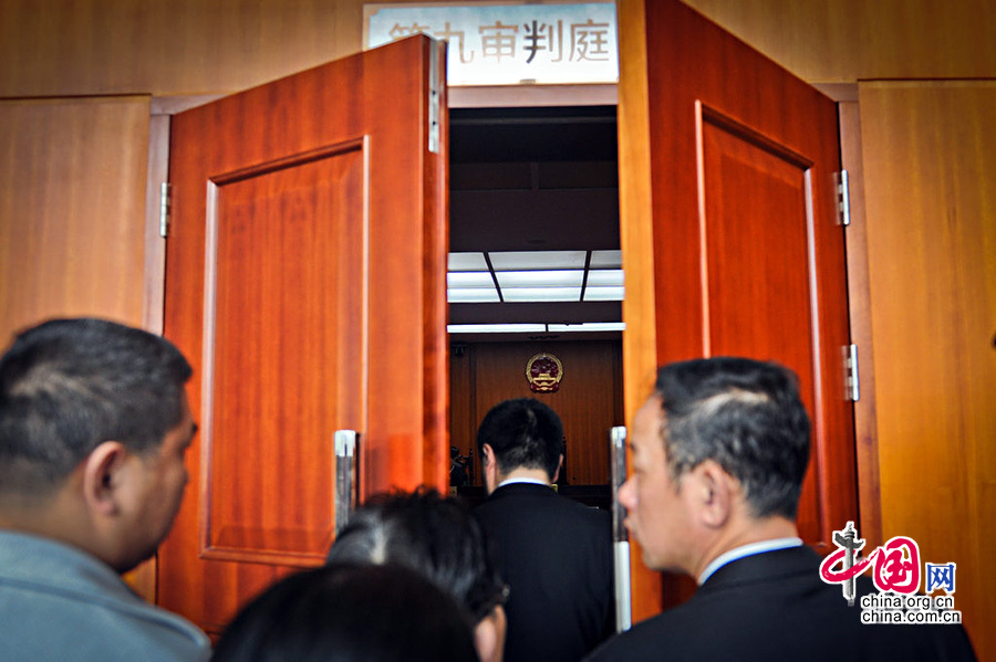 2014年02月26日，广东省深圳市，因听审席位有限，多数周伟思的亲朋好友在法庭外拥挤着旁听。