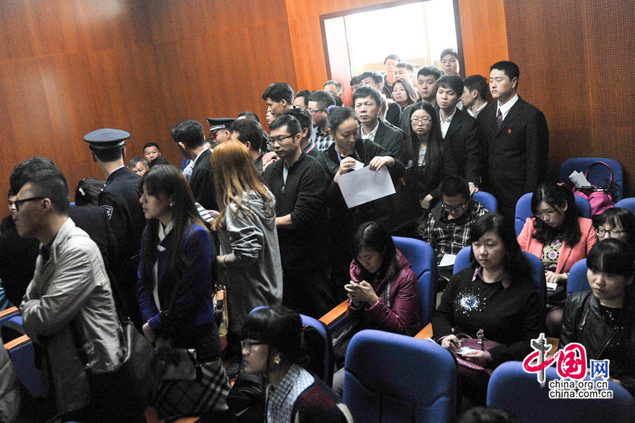2014年02月26日，广东省深圳市，审判庭内挤满了人。除家属外，还有众多媒体，以及受邀前来旁听的人大代表委员。