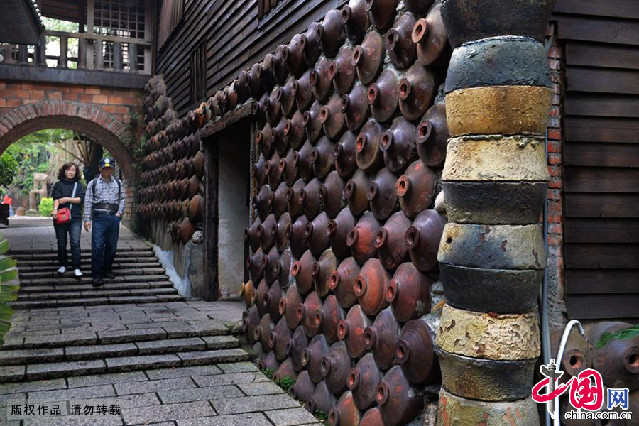 游客参观台湾水里蛇窑。中国网图片库 彭年/摄