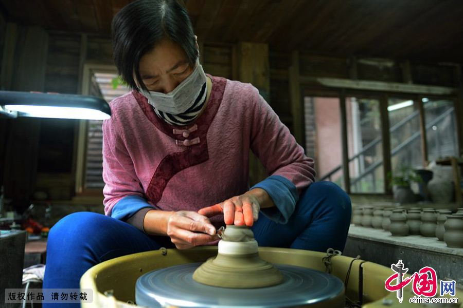 台湾水里蛇窑工人在制作陶器。中国网图片库 彭年/摄