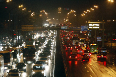 北京三环路，雨水对北京的交通造成了一定的影响。