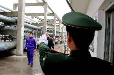 2014年2月28日，江苏省扬州边检站监护二中队和长航南京公安分局仪征派出所联合在仪征举行“处置闯关事件”演练，确保全国“两会”平安召开。
