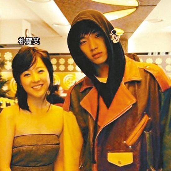 金秀贤当年跟全智贤拍电影《盗贼门》曾传绯闻