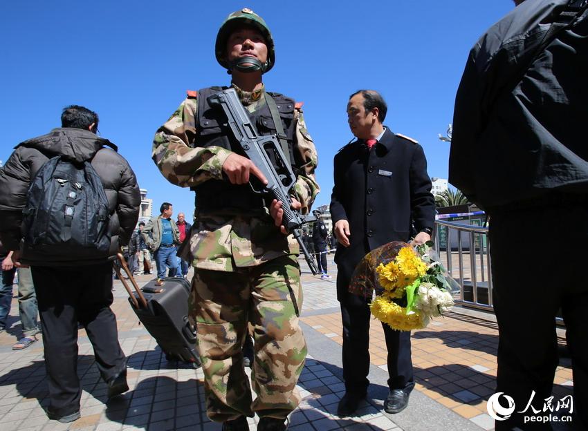 2014年3月2日，昆明火车站秩序基本恢复，有市民到火车站献菊花。