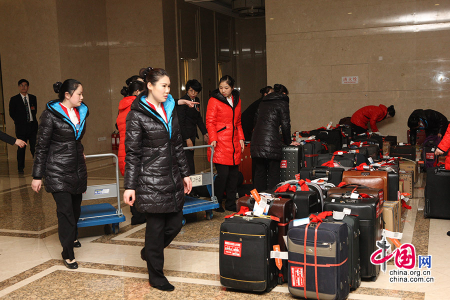 3月2日，代表行李抵达驻地，宾馆服务员分拣运送行李。