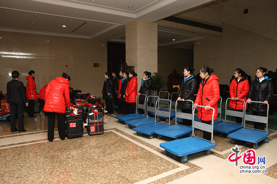 3月2日，代表行李抵达驻地，宾馆服务员分拣运送行李。