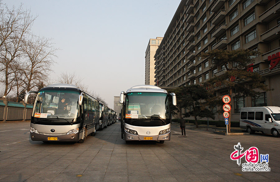 3月2日，在京西宾馆外停放的两会用车。两会期间，人大代表们将统一乘坐大巴车前往人民大会堂。