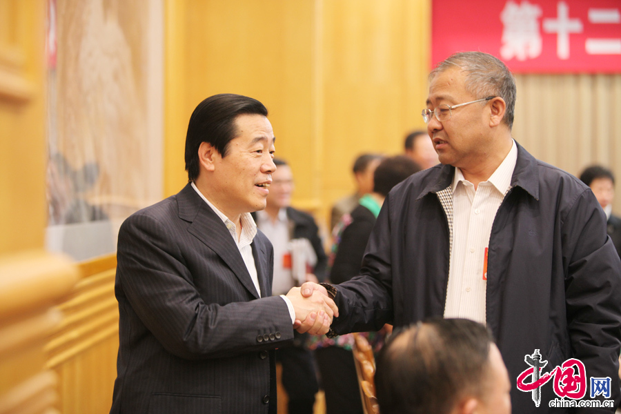 3月3日，第十二届全国人民代表大会第二次会议辽宁代表团全体会议，与会代表在会前交流。 中国网记者 郑亮摄影