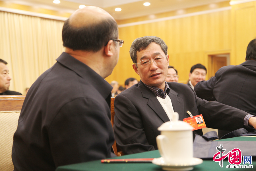 3月3日，第十二屆全國人民代表大會第二次會議遼寧代表團全體會議，與會代表在會前交流。 中國網記者 鄭亮攝影