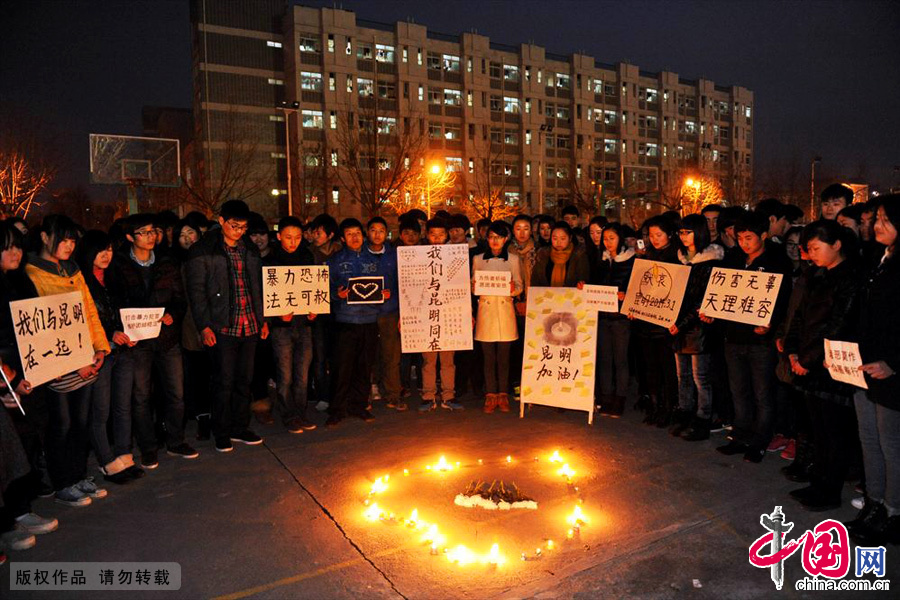 2014年3月2日晚，安徽亳州市职业技术学院，部分大学生自发举行烛光仪式悼念“3.1” 昆明暴力事件遇难者，为春城昆明祈福。