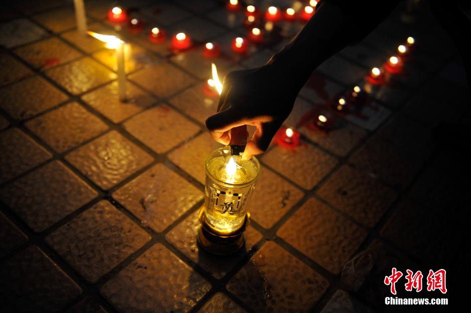 3月2日，一市民手拿打火机，不停的在点被风吹灭的蜡烛。当晚，不少市民自发来到昆明火车站铜牛像下，献上鲜花，点起蜡烛，为恐怖袭击案受害者祈福。
