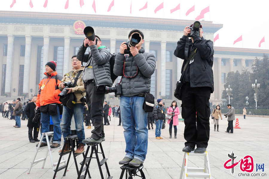 2014年03月03日，北京，2014全國政協(xié)十二屆二次會議開幕，媒體記者眾生相。圖為長槍短炮尋找委員。 圖片來源：CFP