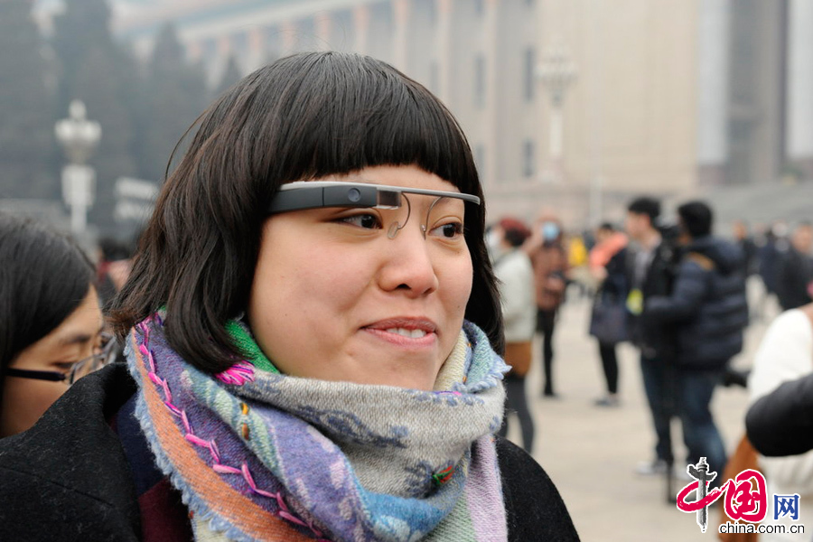 2014年3月3日，北京，記者佩戴“採訪神器”谷歌眼鏡參加兩會。 圖片來源：CFP