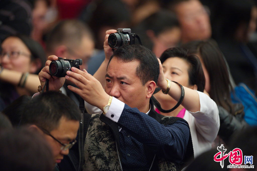 2014年3月2日，北京，兩會現場，記者百態。 圖片來源：CFP