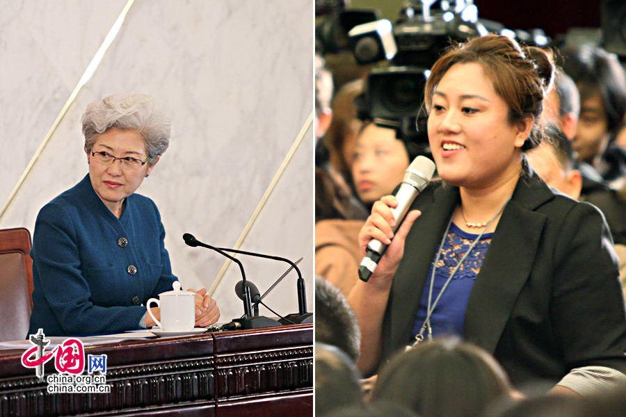 3月4日,十二屆全國人大二次會議在人民大會堂新聞發佈廳舉行新聞發佈會。圖為十二屆全國人大大會副秘書長及發言人傅瑩（左）回答記者提問。右為中國婦女報記者提問。