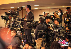 3月4日,记者们陆续达到会场并做好准备。