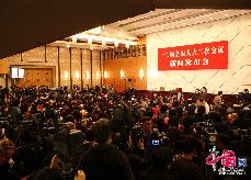 3月4日,记者们陆续达到会场。