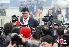 3月3日，中國人民政治協商會議第十二屆全國委員會第二次會議在北京人民大會堂開幕。政協委員姚明在入場時被記者團團圍住。