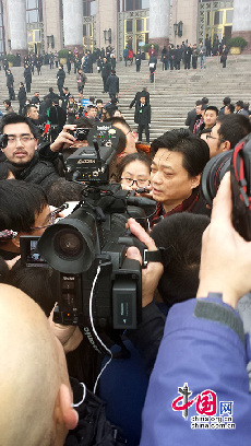 3月3日，中國人民政治協商會議第十二屆全國委員會第二次會議在北京人民大會堂開幕。政協委員崔永元就轉基因食品問題回答記者提問。