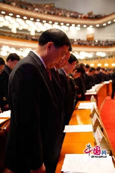  大会谴责云南昆明暴力恐怖袭击事件，与会者全体起立，向遇难者默哀一分钟。