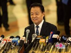 交通部部长杨传堂接受记者采访。